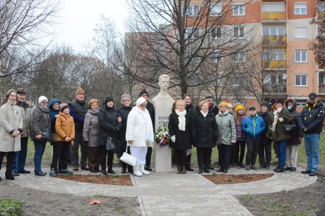 Megszépült és új helyre került József Attila mellszobra a róla elnevezett utcában